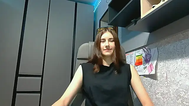 Snapshot of AliceNova chatting on October 12, 5:06 am AliceNova online show from October 12, 5:06 am