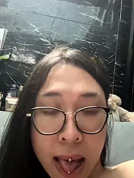 Snapshot of AnnieEma chatting on October 13, 3:45 pm AnnieEma online show from October 13, 3:45 pm