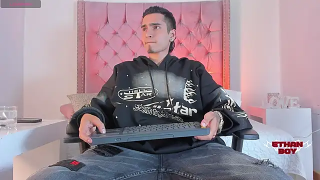 Snapshot of Ethan_Boy_ chatting on October 24, 8:16 pm Ethan Boy online show from October 24, 8:16 pm