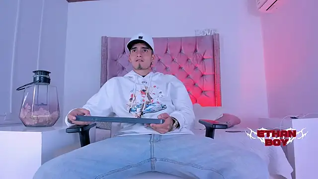 Snapshot of Ethan_Boy_ chatting on November 24, 8:41 pm Ethan Boy online show from November 24, 8:41 pm
