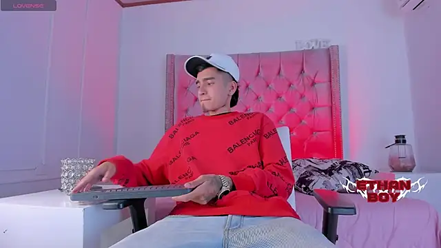 Snapshot of Ethan_Boy_ chatting on December 2, 10:05 pm Ethan Boy online show from December 2, 10:05 pm