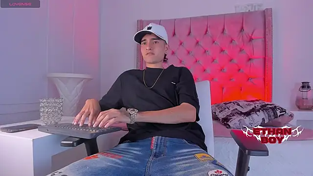 Snapshot of Ethan_Boy_ chatting on December 4, 8:39 pm Ethan Boy online show from December 4, 8:39 pm