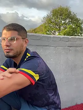 Snapshot of mirallesandbig chatting on October 20, 9:59 pm mirallesandbig online show from October 20, 9:59 pm