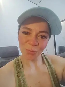 Snapshot of disneey2888 chatting on October 15, 3:45 pm disneey2888 online show from October 15, 3:45 pm