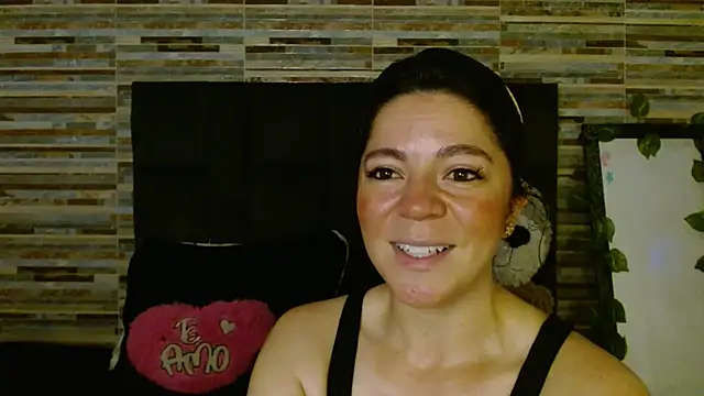 Snapshot of disneey2888 chatting on October 20, 2:17 pm disneey2888 online show from October 20, 2:17 pm