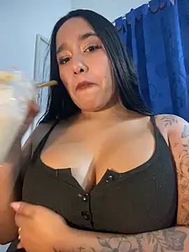 Snapshot of mis-violetha chatting on June 29, 3:46 am mis-violetha online show from June 29, 3:46 am