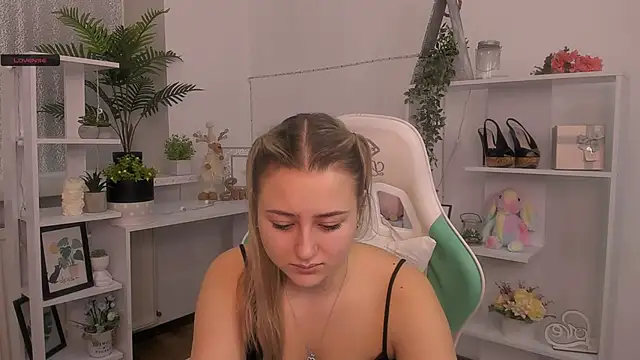 Snapshot of Lulu___Moon chatting on December 4, 7:39 am Lulu Moon online show from December 4, 7:39 am