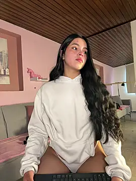 LunaMoore Pink online show from July 8, 11:58 am