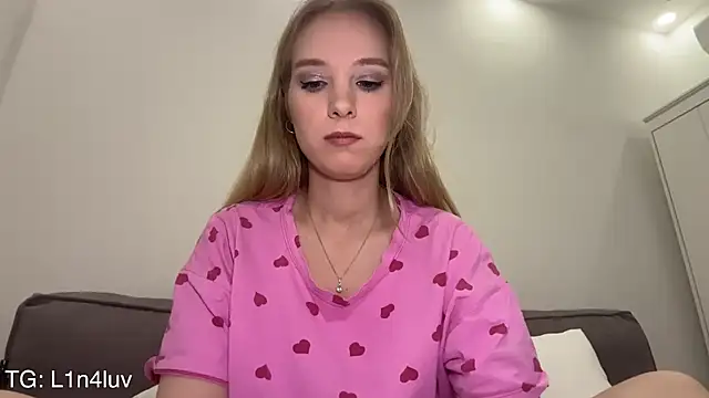 AIicaparkerc online show from June 27, 7:52 pm