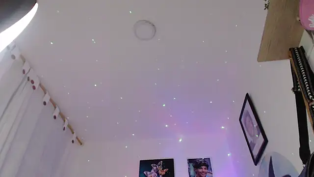 Snapshot of Queen_of_m111lk chatting on December 17, 1:55 am Queen of m111lk online show from December 17, 1:55 am