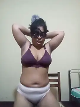 Expose Queen online show from February 19, 5:09 pm