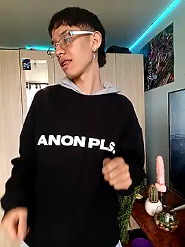 Snapshot of heyy_noah11 chatting on October 31, 7:59 pm heyy noah11 online show from October 31, 7:59 pm