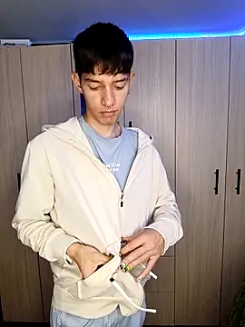 Snapshot of heyy_noah11 chatting on November 9, 12:42 am heyy noah11 online show from November 9, 12:42 am