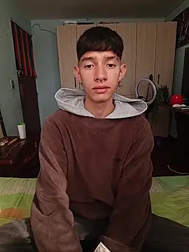 Snapshot of heyy_noah11 chatting on November 10, 8:19 pm heyy noah11 online show from November 10, 8:19 pm