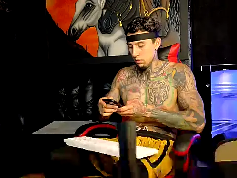 Snapshot of Molotov_Explosive chatting on November 24, 10:20 pm Molotov Explosive online show from November 24, 10:20 pm