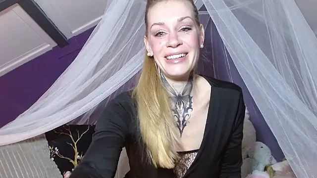 Snapshot of MistyCristy chatting on October 18, 8:53 pm MistyCristy online show from October 18, 8:53 pm