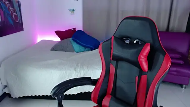 Snapshot of skarlett222 chatting on November 12, 12:44 am skarlett222 online show from November 12, 12:44 am