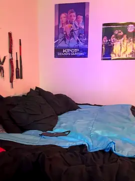 MiniMonroe online show from December 4, 7:50 am