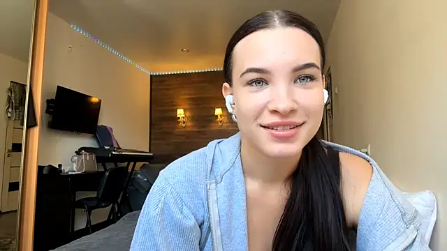 Snapshot of Tonnievi chatting on October 13, 11:32 am Tonnievi online show from October 13, 11:32 am