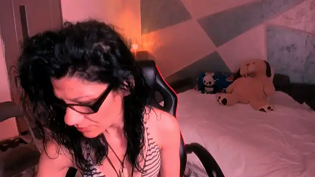 Snapshot of SweetSin40 chatting on June 24, 7:57 pm SweetSin40 online show from June 24, 7:57 pm
