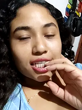 Snapshot of yournaughtysecret_ chatting on November 4, 12:32 am yournaughtysecret  online show from November 4, 12:32 am