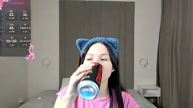 Snapshot of ChillGato chatting on November 17, 1:33 am ChillGato online show from November 17, 1:33 am