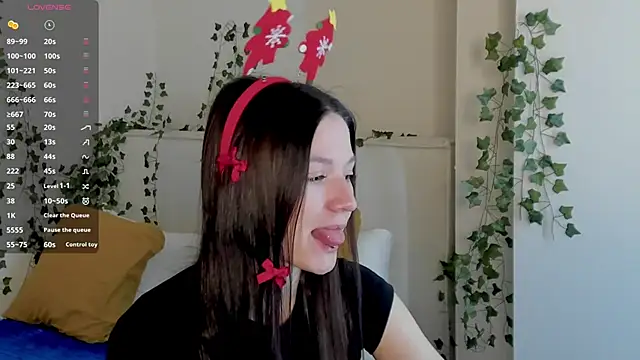 Snapshot of ChillGato chatting on December 15, 1:32 am ChillGato online show from December 15, 1:32 am