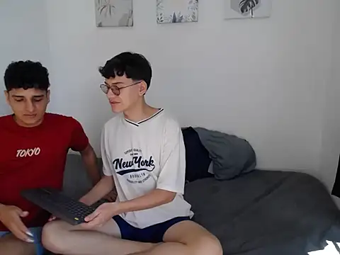 Snapshot of SpritzBoys chatting on October 21, 1:45 pm SpritzBoys online show from October 21, 1:45 pm