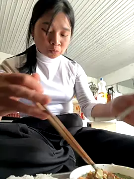 Linh-xxx online show from November 2, 4:37 am