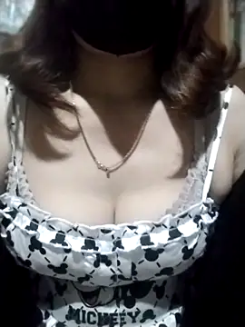 YiyinLy online show from October 22, 12:05 pm