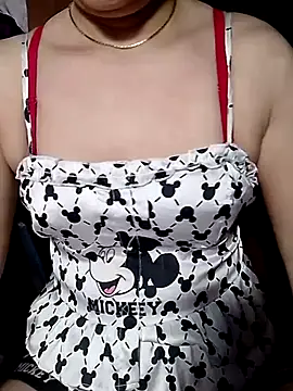Snapshot of YiyinLy chatting on July 17, 8:57 pm YiyinLy online show from July 17, 8:57 pm