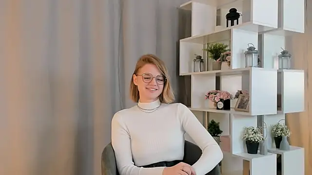 LillieLejune online show from October 14, 1:23 pm