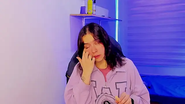 Emily Lindey online show from October 28, 3:10 am