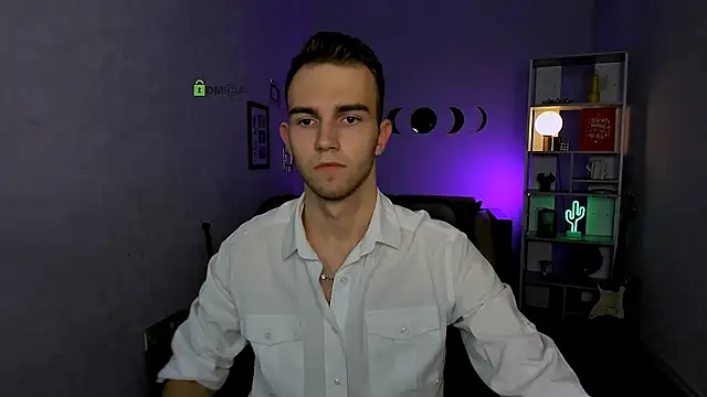 Snapshot of astren_villo chatting on December 19, 8:05 pm astren villo online show from December 19, 8:05 pm