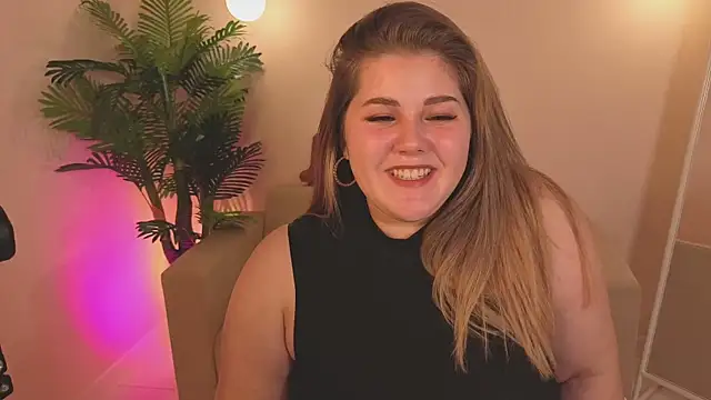 Snapshot of Scarlet_Sinera chatting on October 14, 11:00 am Scarlet Sinera online show from October 14, 11:00 am