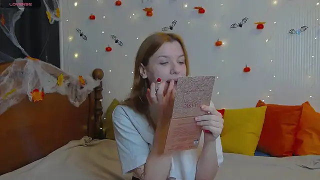 Snapshot of MeganNewCat chatting on October 23, 8:46 am MeganNewCat online show from October 23, 8:46 am