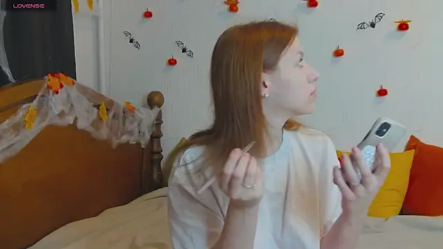 Snapshot of MeganNewCat chatting on October 24, 8:44 am MeganNewCat online show from October 24, 8:44 am