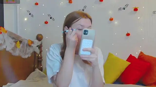 Snapshot of MeganNewCat chatting on October 25, 9:28 am MeganNewCat online show from October 25, 9:28 am