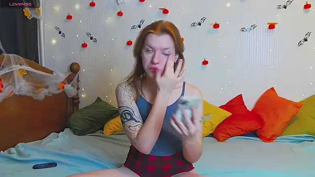 Snapshot of MeganNewCat chatting on November 1, 9:44 am MeganNewCat online show from November 1, 9:44 am