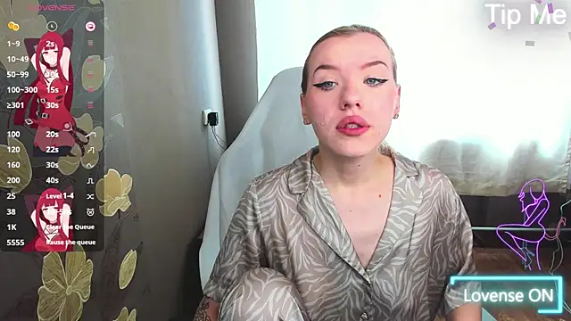 Snapshot of MeganNewCat chatting on May 12, 6:54 am MeganNewCat online show from May 12, 6:54 am