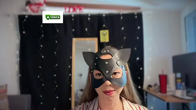 Snapshot of _Nefertiti chatting on June 11, 2:04 pm Nefertiti online show from June 11, 2:04 pm