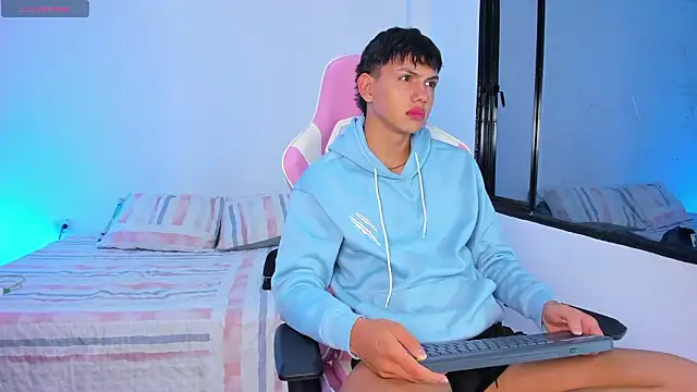 Axel Cody  online show from February 5, 11:15 am