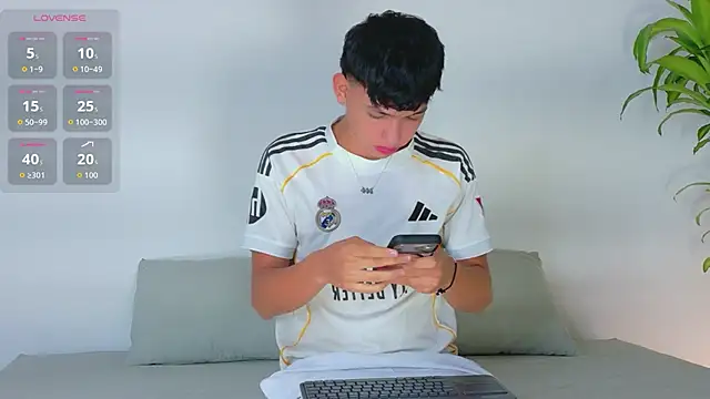 Snapshot of Axel_Cody_ chatting on June 1, 1:13 pm Axel Cody online show from June 1, 1:13 pm