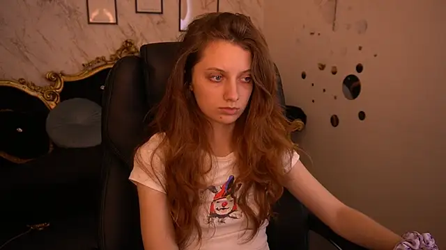 Snapshot of CuteeFoxy chatting on June 9, 1:01 pm CuteeFoxy online show from June 9, 1:01 pm