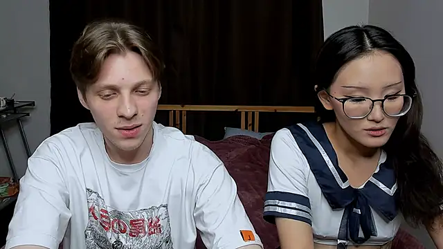 Snapshot of Blossomandbee chatting on October 20, 1:06 am Blossomandbee online show from October 20, 1:06 am