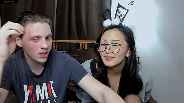 Snapshot of Blossomandbee chatting on November 23, 10:31 pm Blossomandbee online show from November 23, 10:31 pm