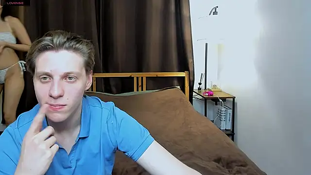 Snapshot of Blossomandbee chatting on November 26, 10:11 pm Blossomandbee online show from November 26, 10:11 pm