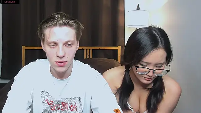 Snapshot of Blossomandbee chatting on December 3, 12:07 am Blossomandbee online show from December 3, 12:07 am