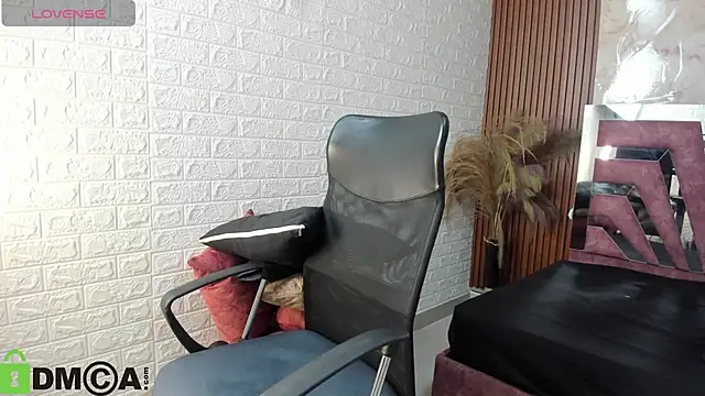 Amara  Hank online show from October 26, 1:06 pm