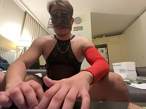 dicsucerboy77 online show from April 14, 11:00 pm